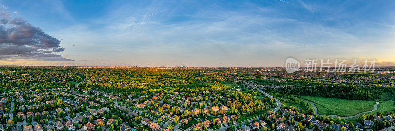 鸟瞰位于Rutherford road和Vaughan Mills road, Woodbridge和Kleinburg, Vaughan, Canada的住宅区